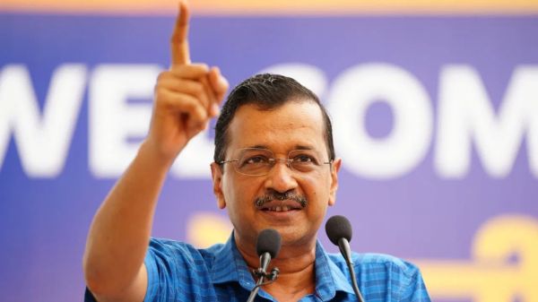 'पानी में जहर' वाले बयान पर EC का अरविंद केजरीवाल को नोटिस, दावों पर मांगे सबूत